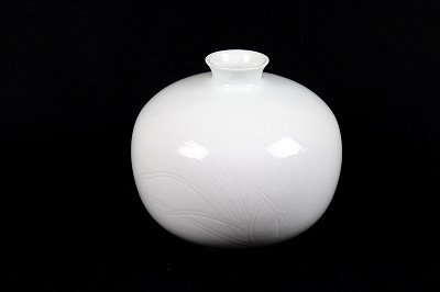 白磁麦彫文壺