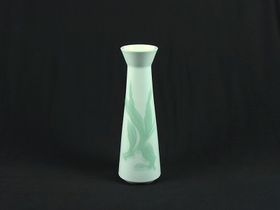 白磁緑釉彫文花入