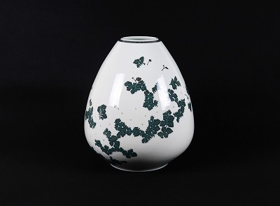 色絵雪花墨色墨はじき菊文花瓶
