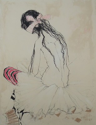 休息する後ろ向きの踊り子