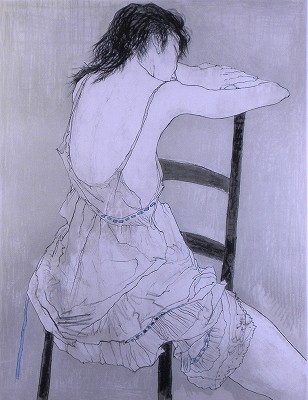 ピンクのジュポンの若い女性