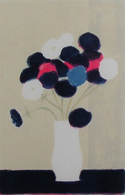 青いテーブルの上のアネモネの花束