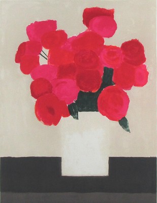黒い卓上のピンクのバラの花束