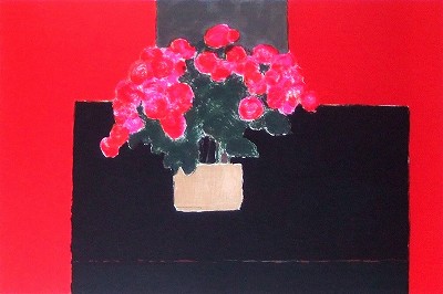 黒いテーブルの上の百日草の花束