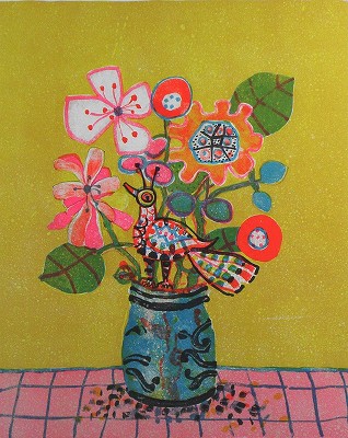 黄色バックの花
