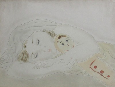 人形を抱いて眠る少女