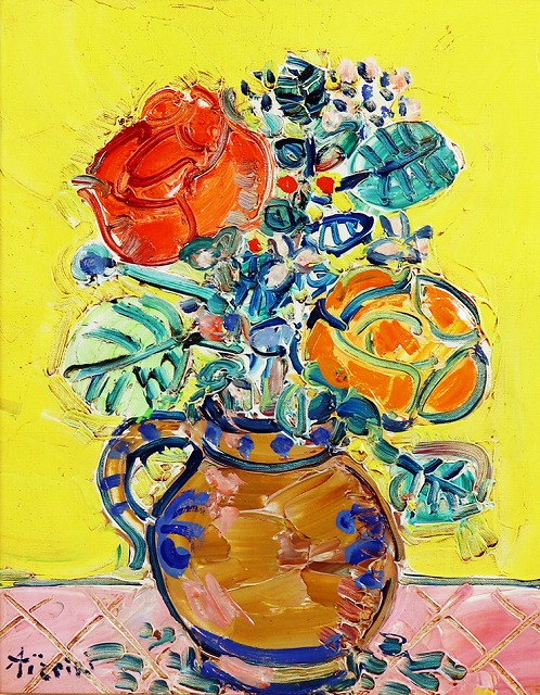 黄色いバックの花瓶の花